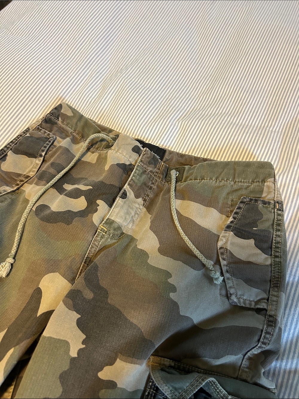 Low Rise Camo Cargo Pants - Green Camo